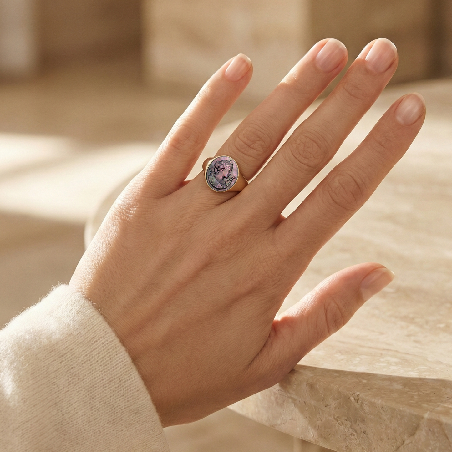 Anello Sigillo Artemide – Cameo Mitologico in Madreperla Tahitiana Grigia, Regolabile in Argento o Bronzo