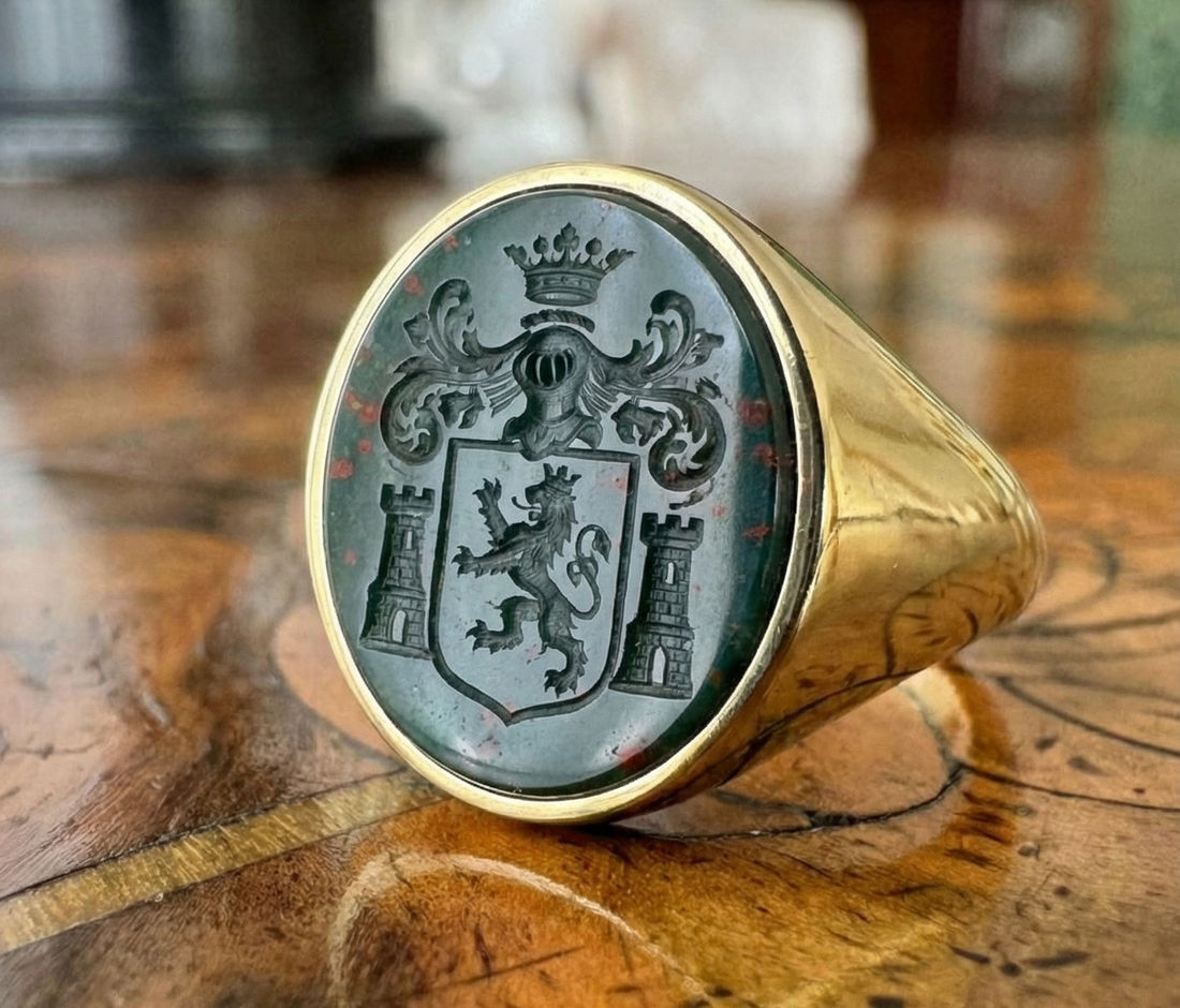 Come scegliere un anello sigillo: guida completa tra tradizione e pietra dura incisa