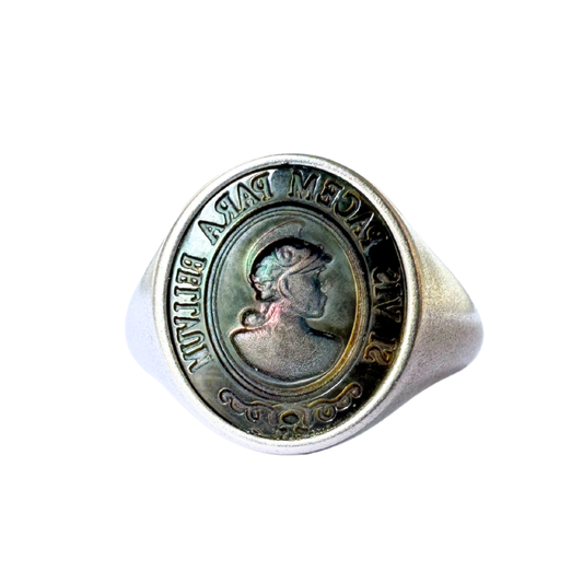 Anello Chevalier in Argento con Intaglio su madreperla di Tahiti  – “Si vis pacem, para bellum”