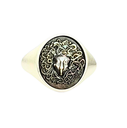 Anello Chevalier in Argento con Medusa incisa su madreperla di Tahiti