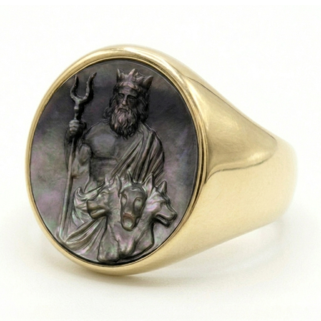 Anello Sigillo Ade – Cameo Mitologico in Madreperla Tahitiana Grigia, Regolabile in Argento o Bronzo
