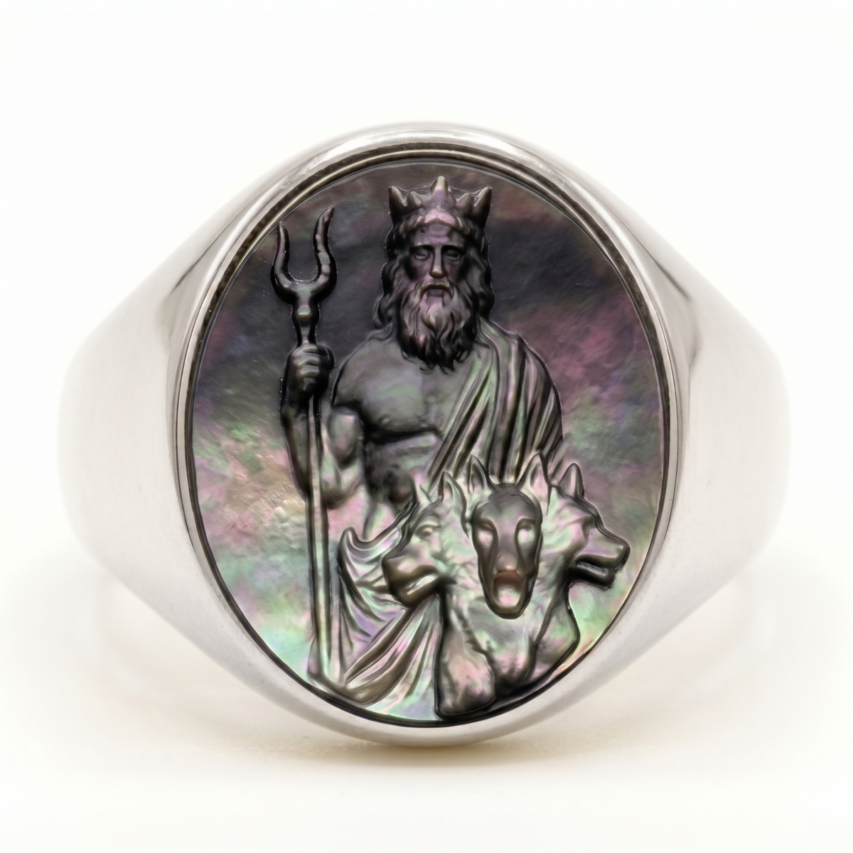 Anello sigillo in argento con cammeo di Ade e Cerbero in madreperla grigia di Tahiti | Silver signet ring with Hades and Cerberus cameo engraved on grey Tahitian mother of pearl