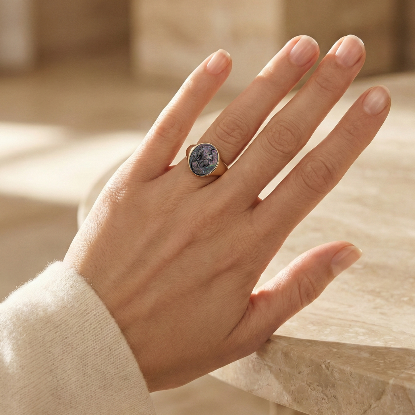 Anello Sigillo Atena – Cameo Mitologico in Madreperla Tahitiana Grigia, Regolabile in Argento o Bronzo