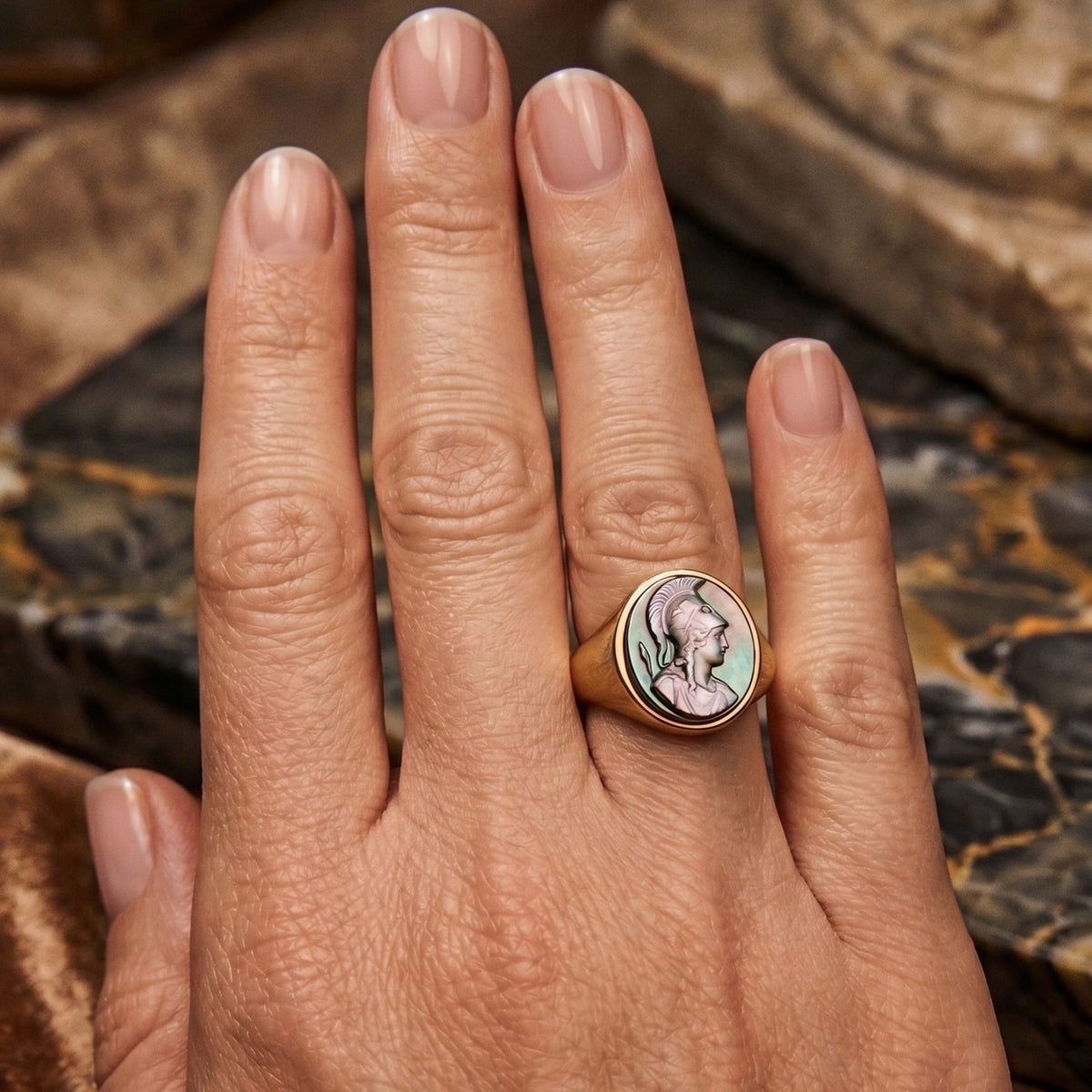 Anello sigillo di Atena con cammeo in madreperla indossato sulla mano | Athena signet ring with mother of pearl cameo worn on a hand
