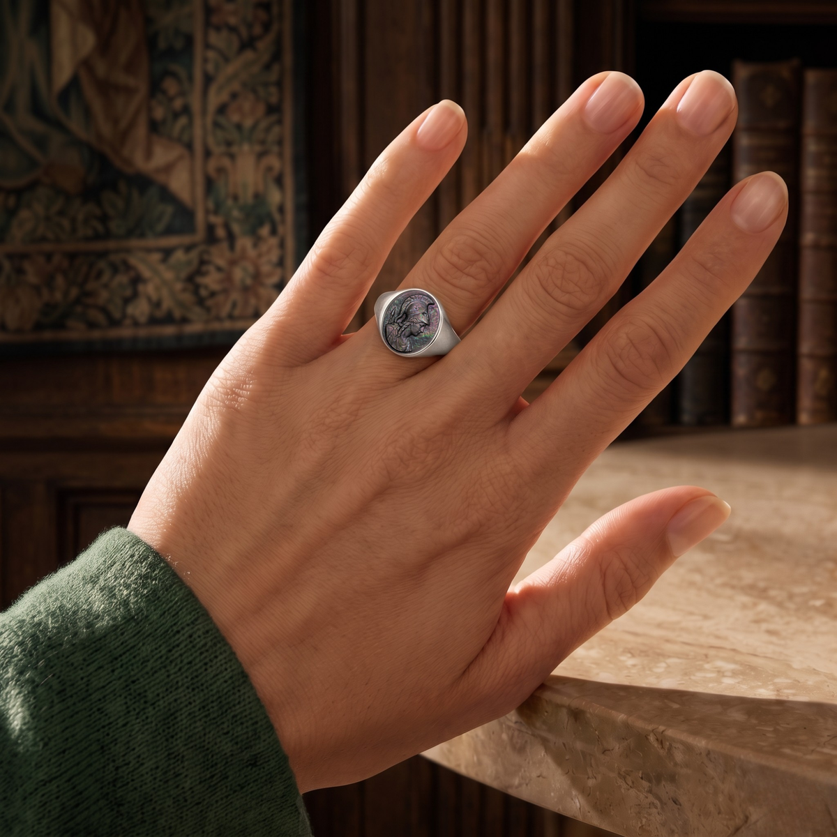 Anello in argento di Atena con cammeo in madreperla indossato sulla mano | Silver Athena signet ring with mother of pearl cameo worn on a hand