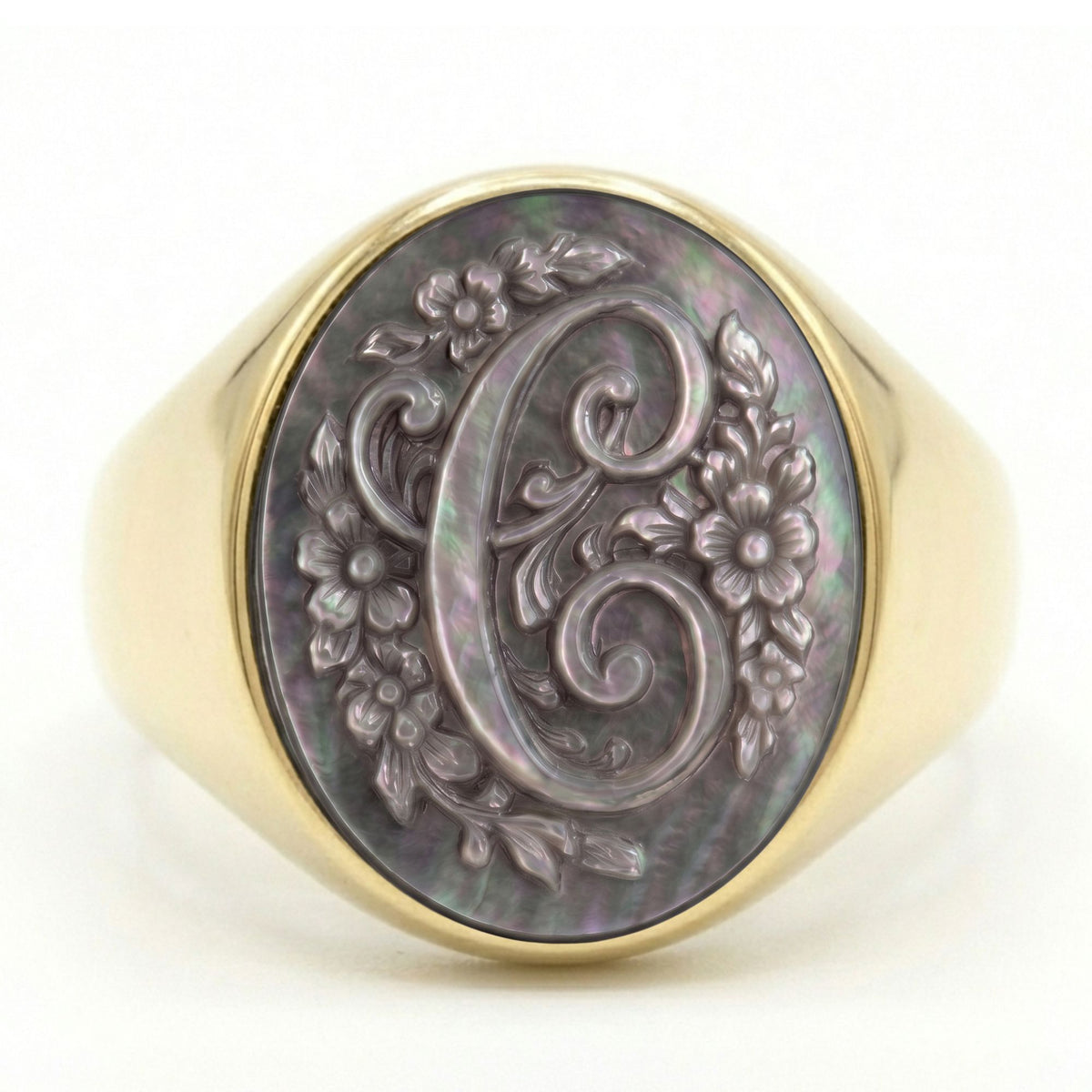 Anello a sigillo in bronzo con lettera C floreale incisa a rilievo su madreperla grigia - Bronze signet ring featuring a raised floral letter C carved on grey mother of pearl