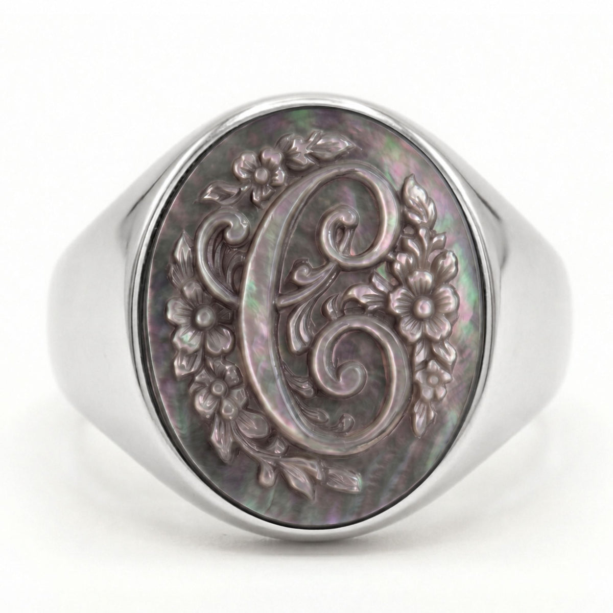 Anello a sigillo in argento con lettera C floreale incisa a rilievo su madreperla grigia - Silver signet ring featuring a raised floral letter C carved on grey mother of pearl