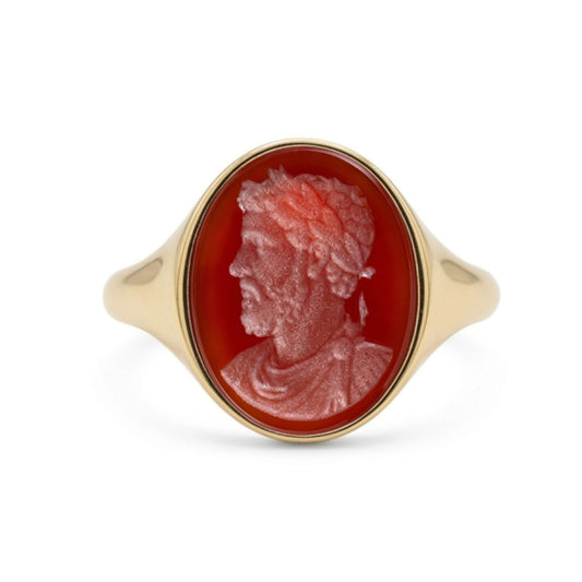 Anello chevalier in oro lucido con intaglio in corniola rossa raffigurante il profilo dell'imperatore romano Marco Aurelio con corona d'alloro - Polished gold signet ring featuring a red carnelian intaglio engraved with the profile of Roman Emperor Marcus Aurelius wearing a laurel wreath