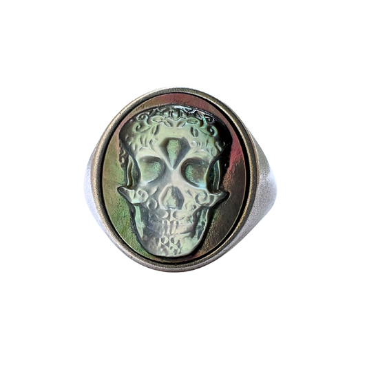 Anello Chevalier in Argento con teschio inciso su madreperla