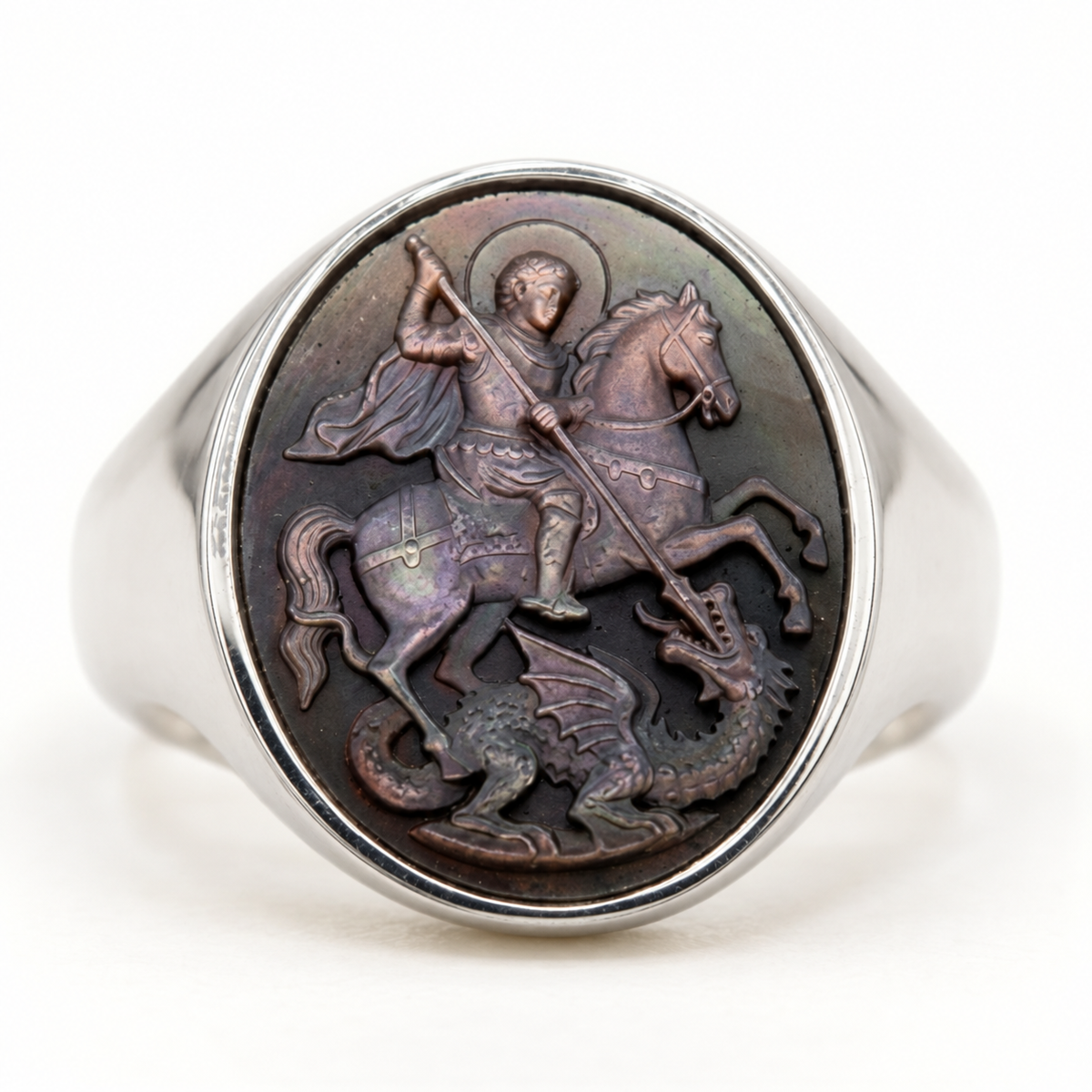 Anello sigillo in argento con cammeo in madreperla grigia di Tahiti inciso in rilievo, raffigurante San Giorgio a cavallo che trafigge il drago con la lancia - Silver signet ring featuring a hand-carved Tahitian grey mother-of-pearl cameo in positive relief, depicting Saint George on horseback slaying the dragon with a spear