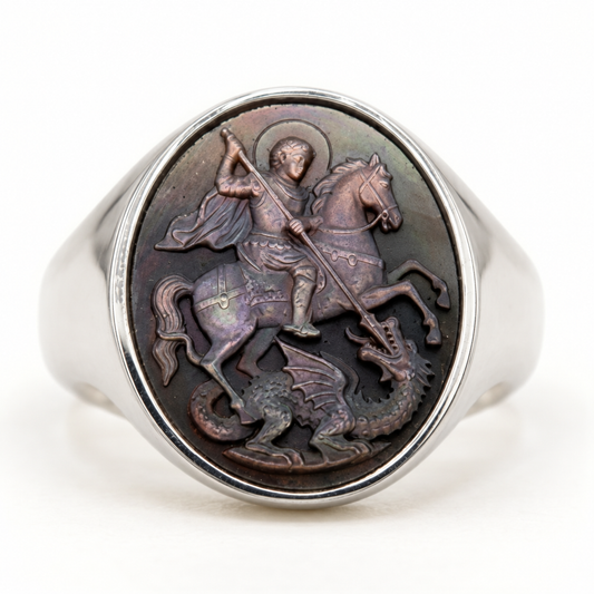 Anello sigillo in argento con cammeo in madreperla grigia di Tahiti inciso in rilievo, raffigurante San Giorgio a cavallo che trafigge il drago con la lancia - Silver signet ring featuring a hand-carved Tahitian grey mother-of-pearl cameo in positive relief, depicting Saint George on horseback slaying the dragon with a spear