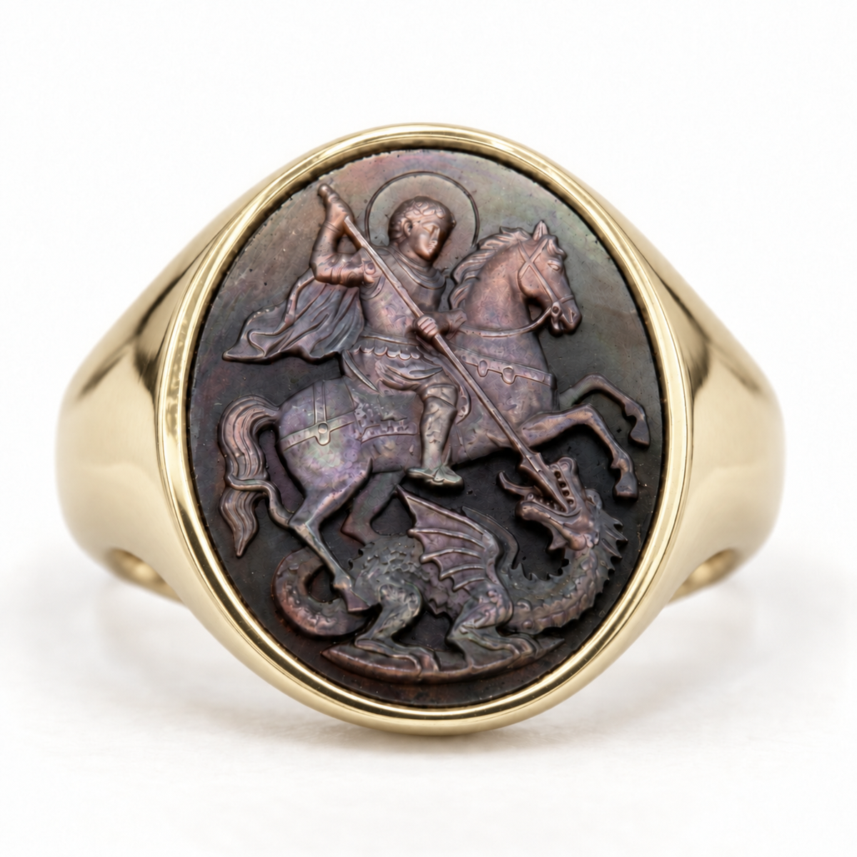 Anello sigillo in bronzo con cammeo in madreperla grigia di Tahiti inciso in rilievo, raffigurante San Giorgio a cavallo che trafigge il drago con la lancia - Bronze signet ring featuring a hand-carved Tahitian grey mother-of-pearl cameo in positive relief, depicting Saint George on horseback slaying the dragon with a spear.